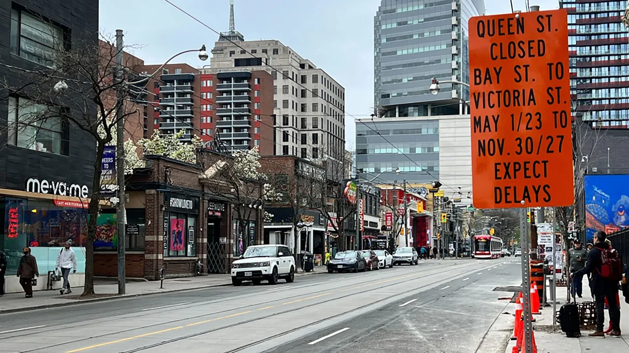 Queen Street ở Toronto LGBTQ+