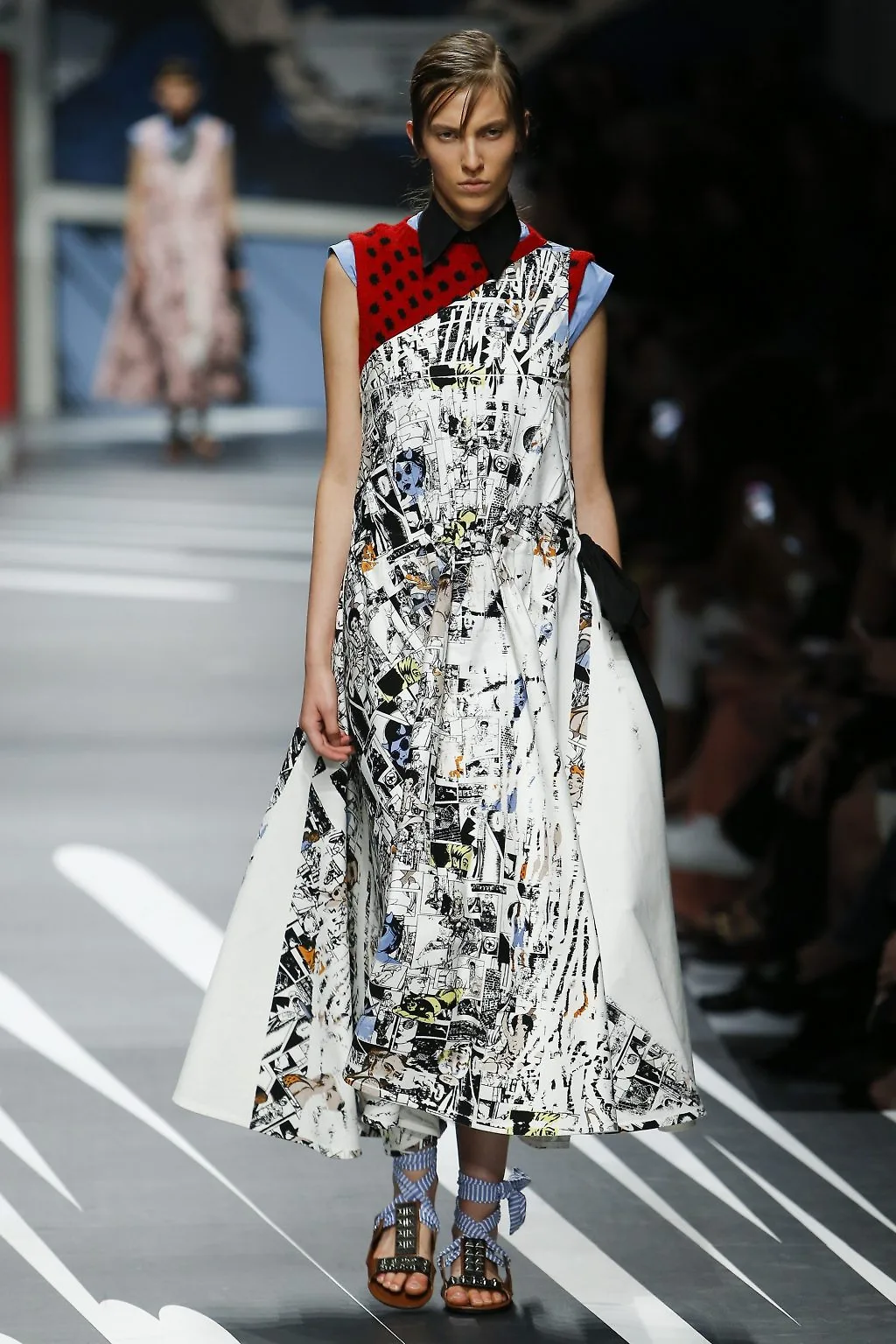 Prada Ready-to-wear Xuân 2018: Về những người phụ nữ mạnh mẽ, náo nhiệt và đầy sức quyến rũ Prada Ready-to-wear Xuân 2018: Về những người phụ nữ mạnh mẽ, náo nhiệt và đầy sức quyến rũ