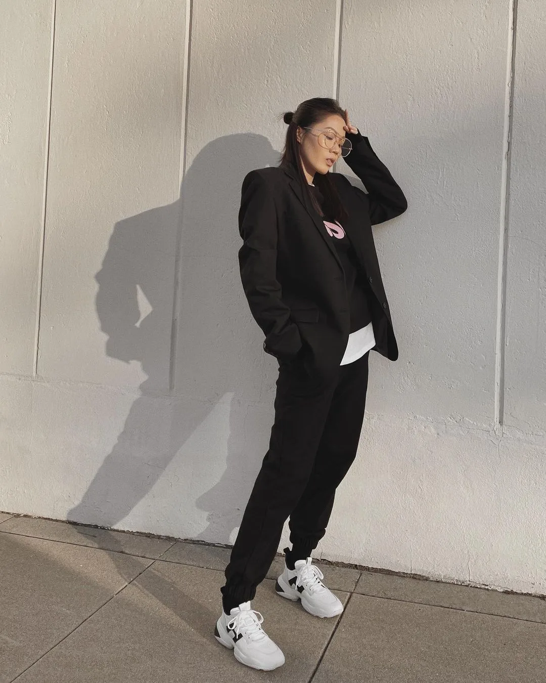 áo blazer và quần jogger athleisure