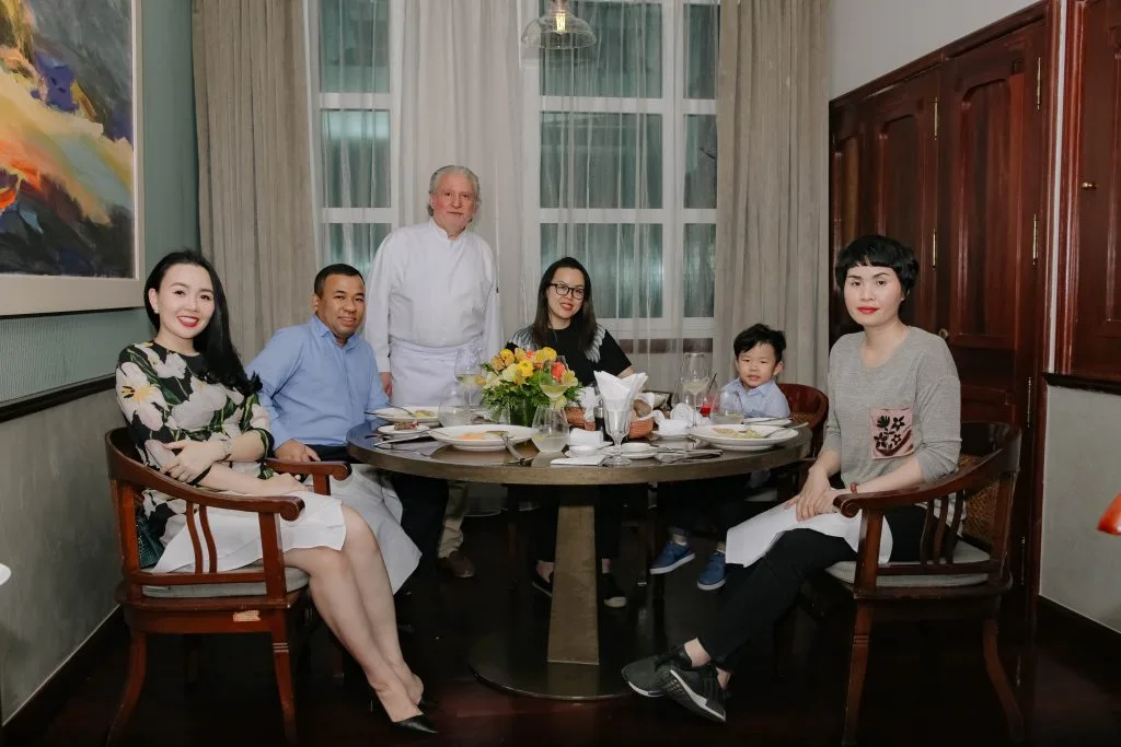 Đầu bếp Alain Dutournier tiếp đón các vị khách của mình trong thời gian ông ở Hà Nội tham dự lễ hội ẩm thực Pháp Gout de France.