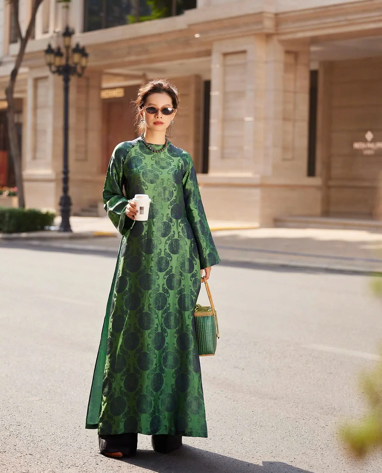 Áo dài gấm xanh lục bảo