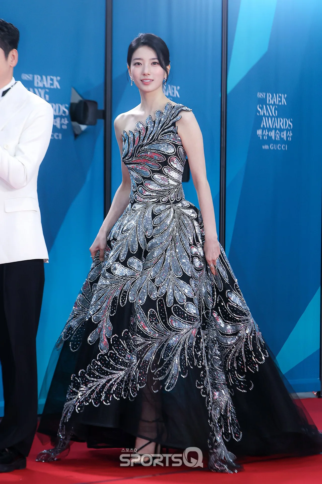 suzy tại thảm đỏ Baeksang 2025
