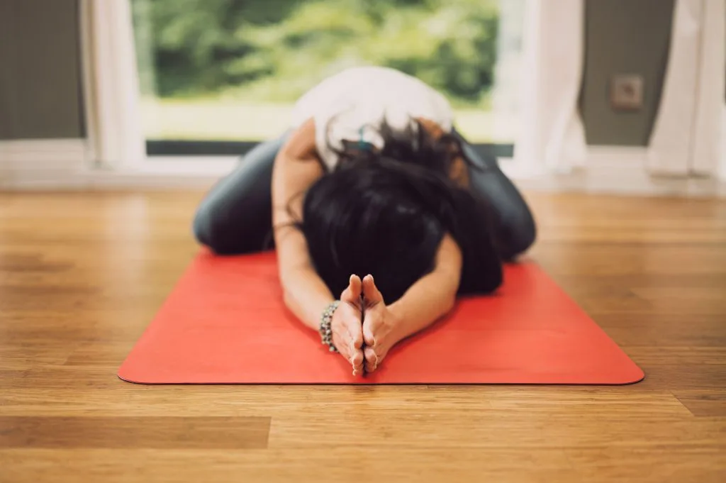 cô gái đang tập yoga