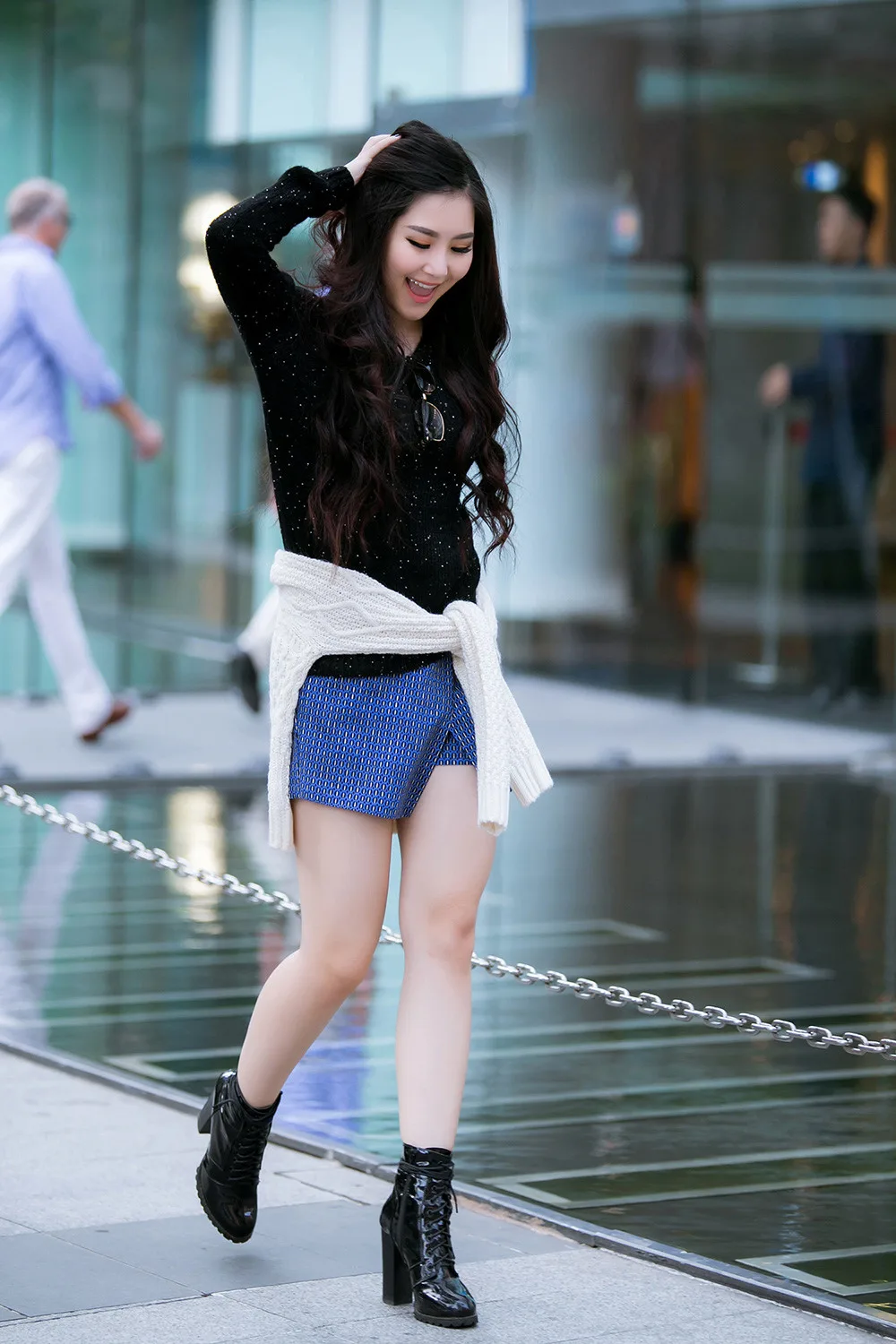 Không hề tự ti với cặp đùi to, item street style yêu thích của cô là skorts và váy dáng suông.