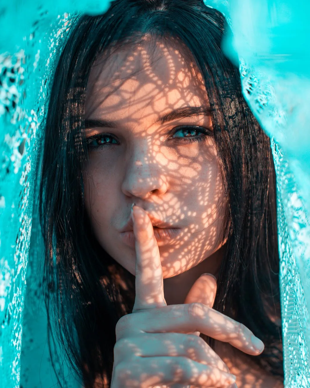Skin fasting-Cô gái đặt tay lên môi.