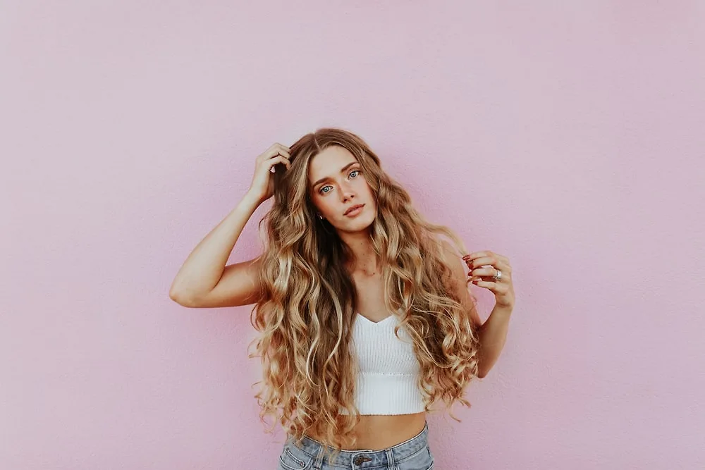 Mái tóc rất dễ bị hư tổn nếu thiếu biotin. biotin-pink