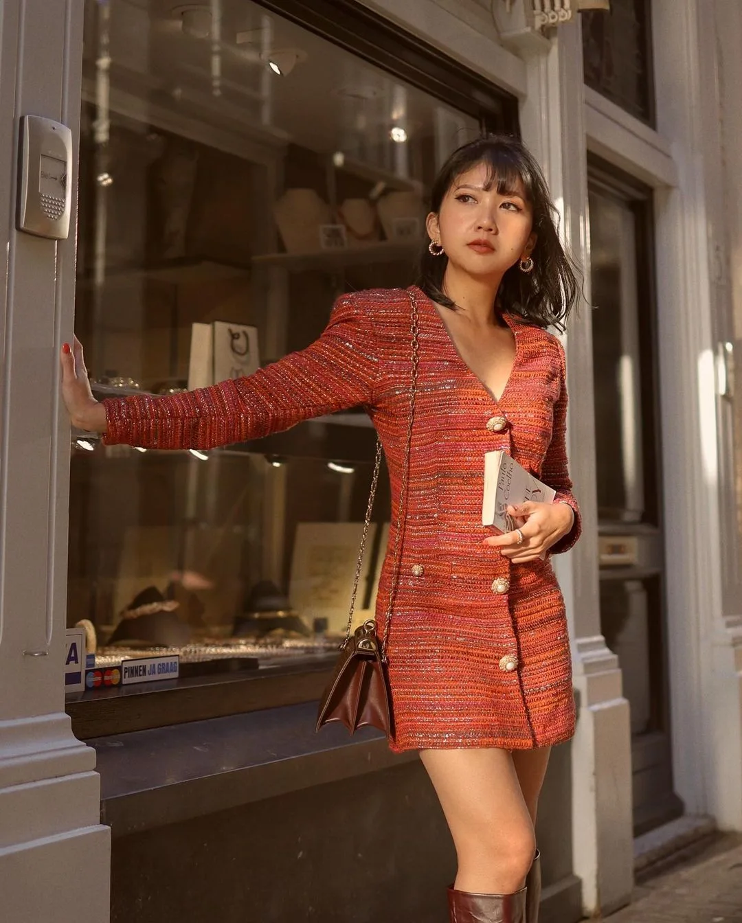 cô gái mặc đầm đỏ vải tweed sang trọng