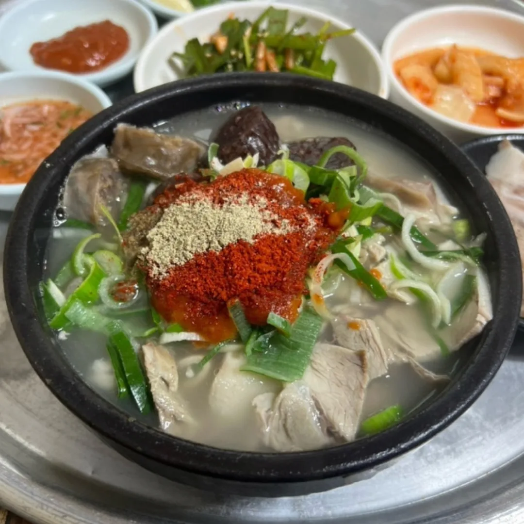 Canh cơm thịt lợn "quốc hồn quốc túy" ở Busan.