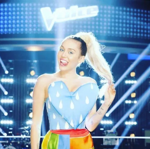 Miley Cyrus se ngoi ghe nong The Voice My mua 11 2
