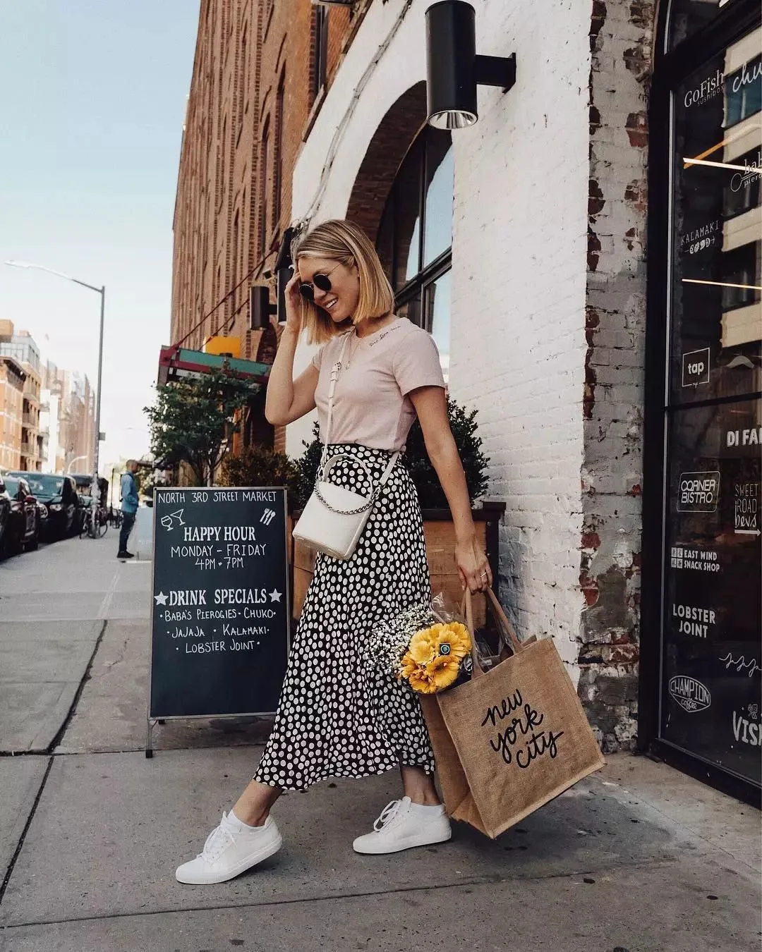 phối sneakers trắng với chân váy dài và áo thun cơ bản