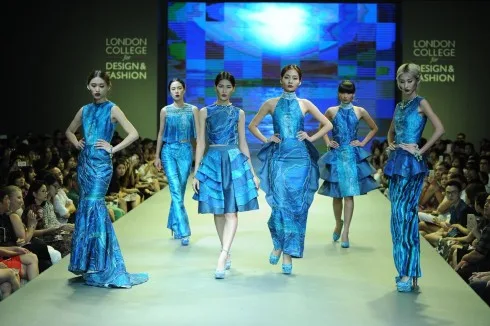 BST Sóng biển của NTK Đặng Khánh Linh.