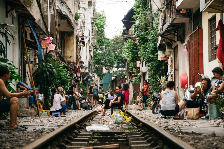 Bộ ảnh: cuộc sống người Hà Nội đôi bên đường ray tàu lửa qua lăng kính nước ngoài