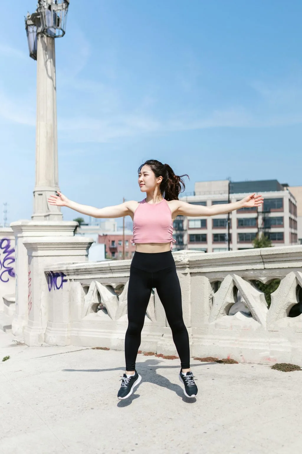 cô gái tập jumping jack để rèn luyện thể lực