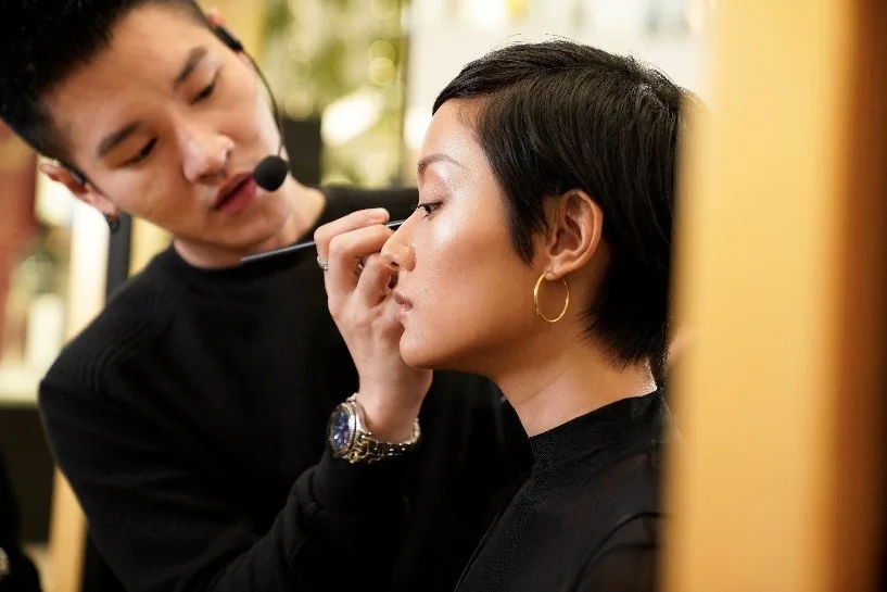 Nghệ sĩ trang điểm Beam tạo màu mắt khói cho người mẫu bằng bảng màu mắt Inferno Eyeshadow Palette trong bộ sưu tập NARS Studio 54.