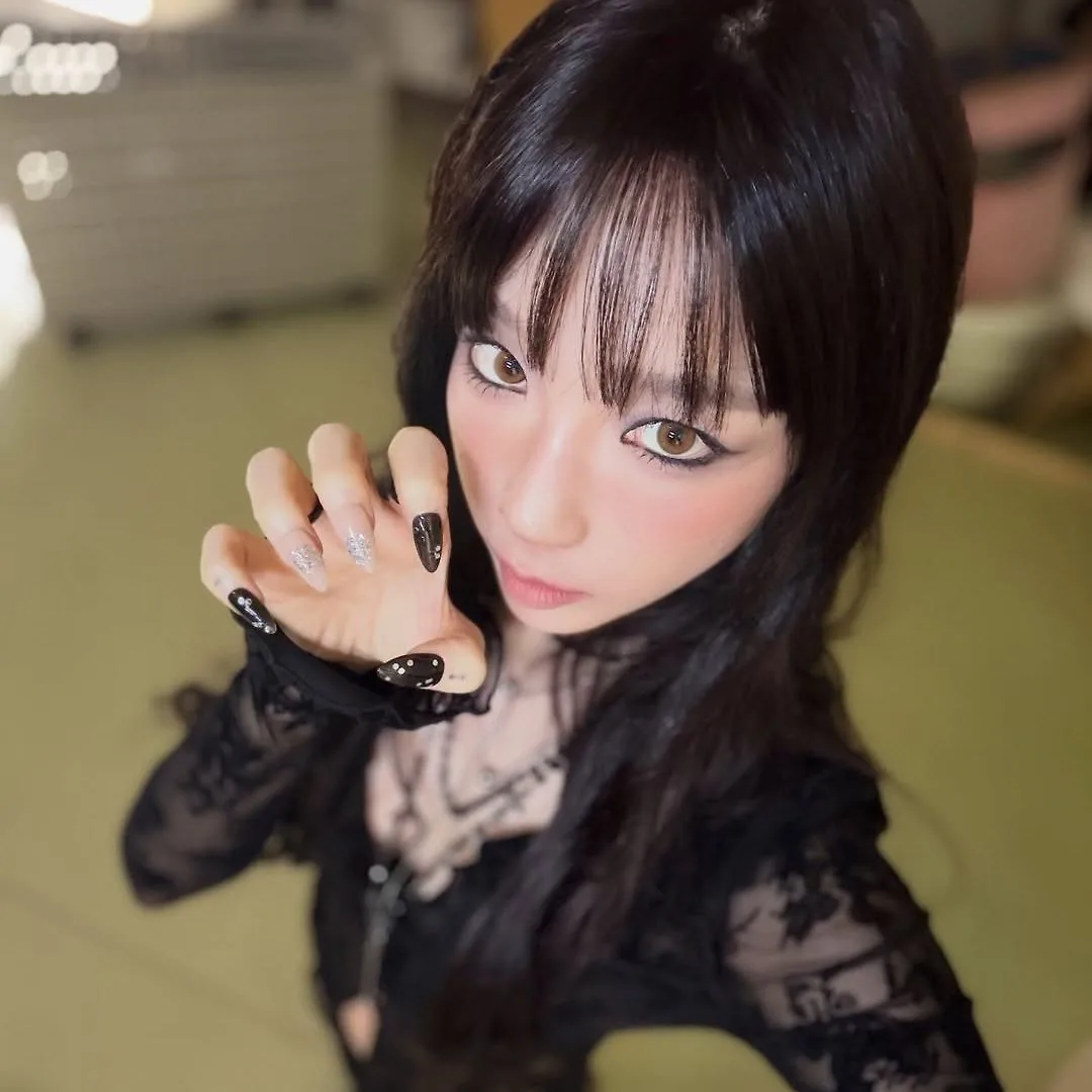 Taeyeon (SNSD) khoe mẫu nail Hàn phối đen bạc