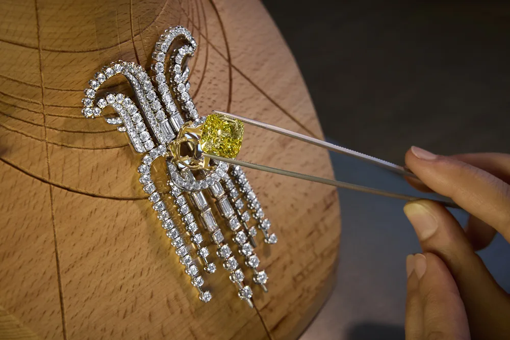 Viên kim cương vàng Fancy Vivid