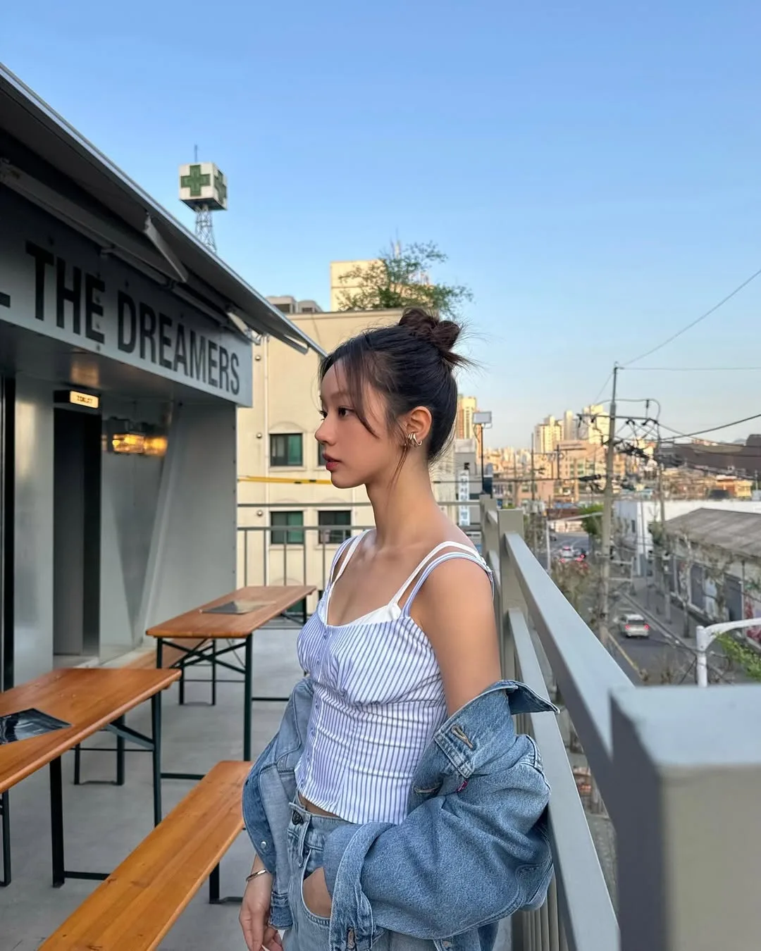 Lee Hye-ri búi tóc, đồ mùa hè và đau lưng