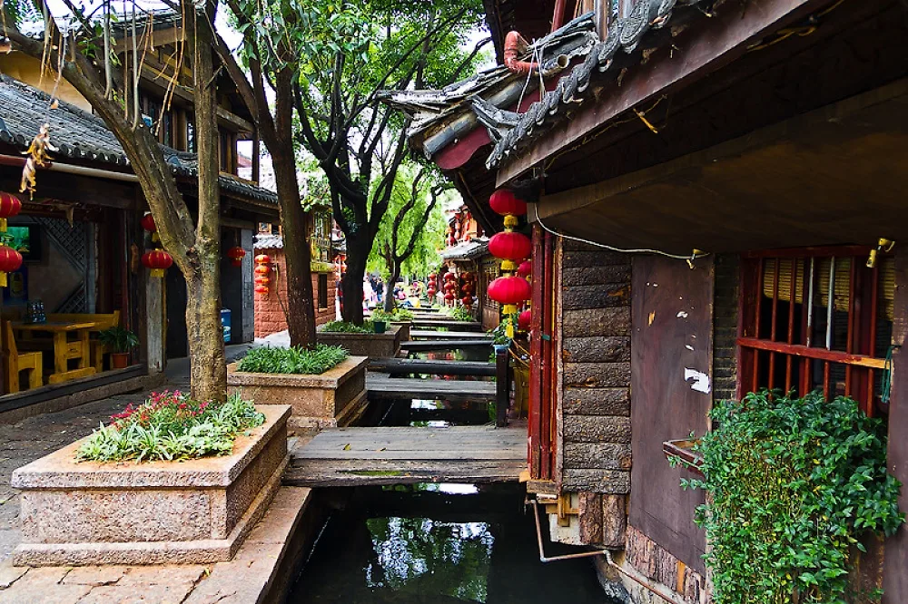 9 con đường đẹp chỉ có ở chốn thần tiên Có rất nhiều chiếc cầu tinh tế, những con đường sỏi đá hay những kênh nước nhỏ. Thị trấn này có những con đường đẹp hòa quyện giữa thiên nhiên và con nguời.