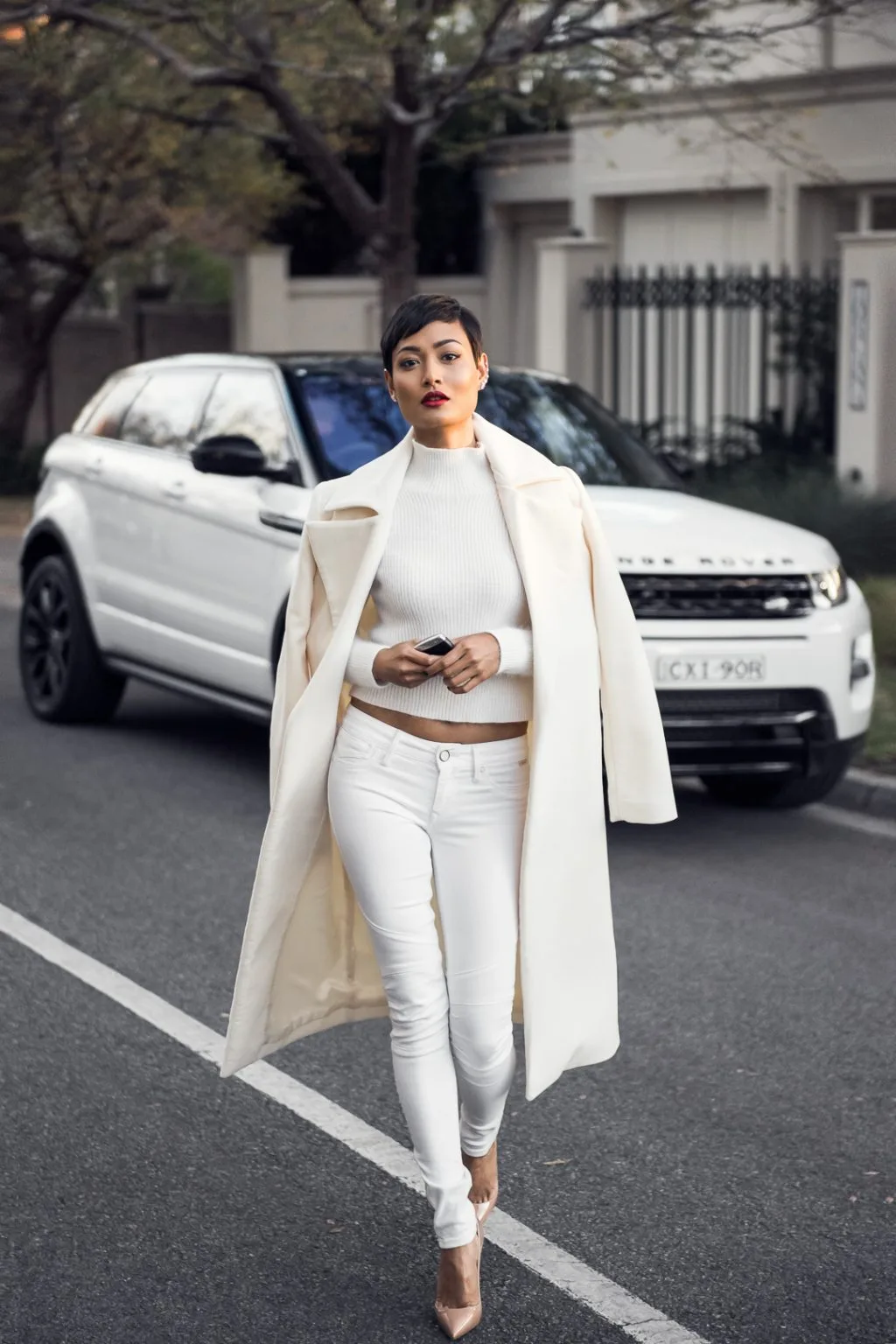 phối đồ white-on-white jeans áo cổ lọ và áo khoác