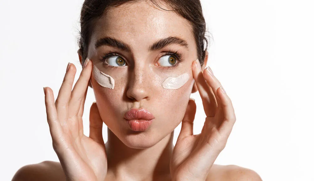 skincare routine cho da dầu mụn bằng kem dưỡng ẩm