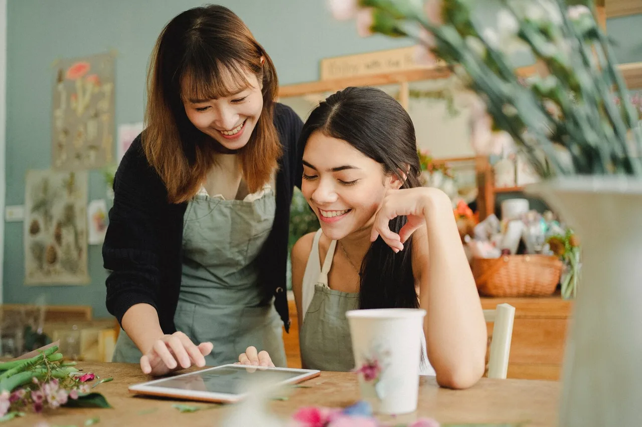 hai cô gái xem máy tính mối quan hệ