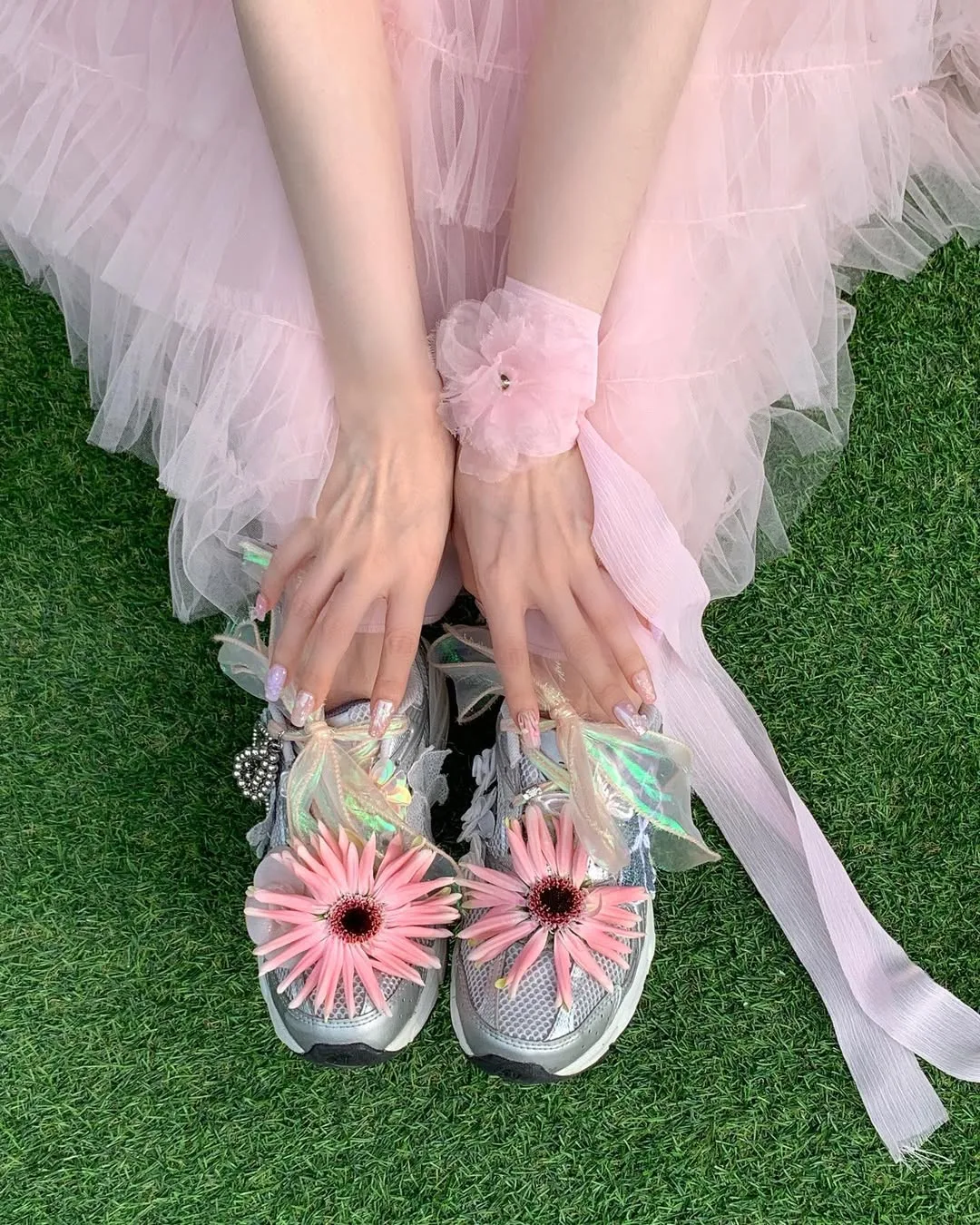 Irene (Red Velvet) tô điểm sneaker charm