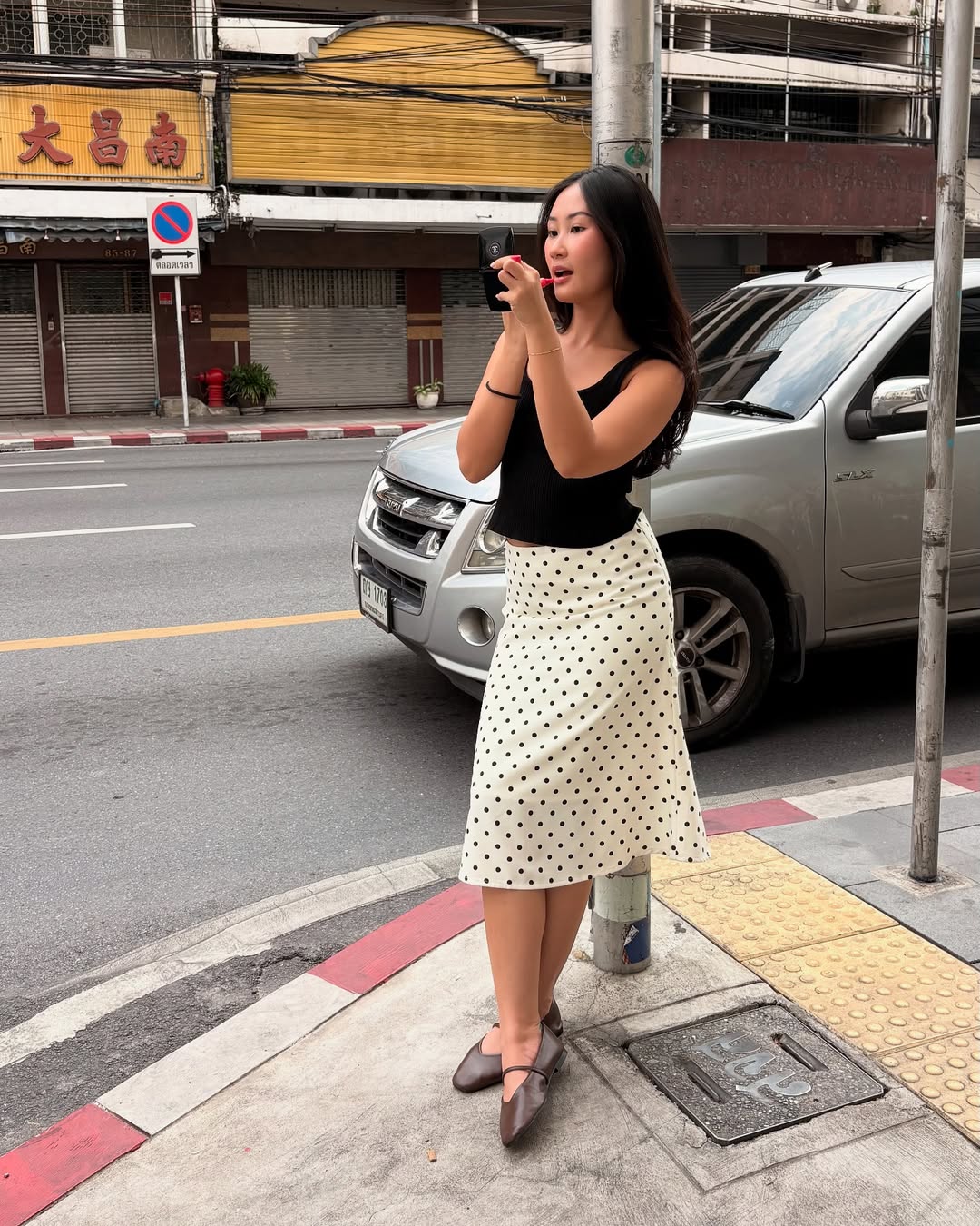 chân váy chấm bi