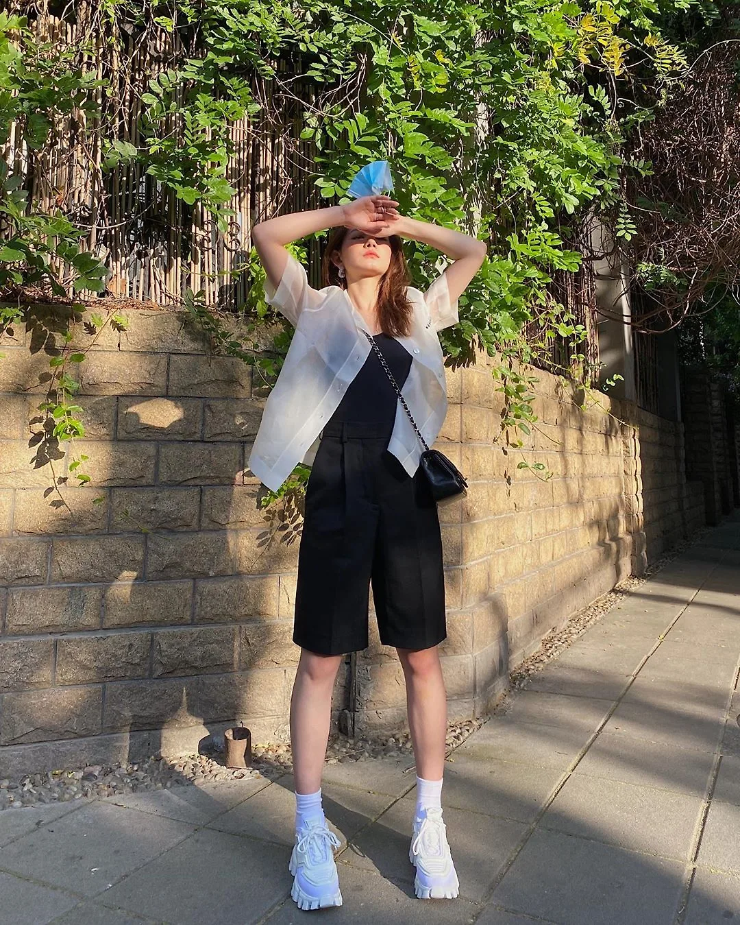 áo khoác sơmi oversize trắng phong cách soft aesthetic