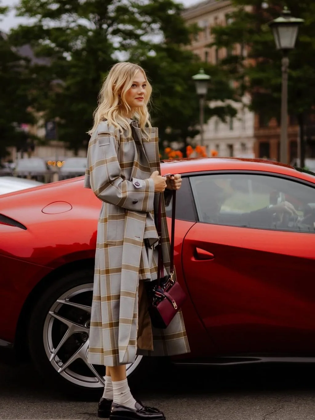 Fashionista phối măng tô dáng suông với váy dáng xòe và loafer cổ điển – nét đối lập đầy cuốn hút.