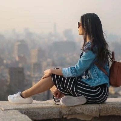 cô gái ngồi ngắm thành phố