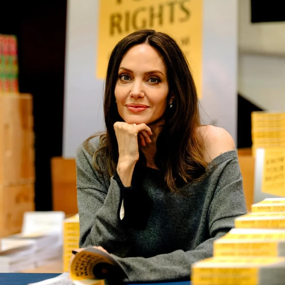 Angelina Jolie ngồi chống tay lên cằm