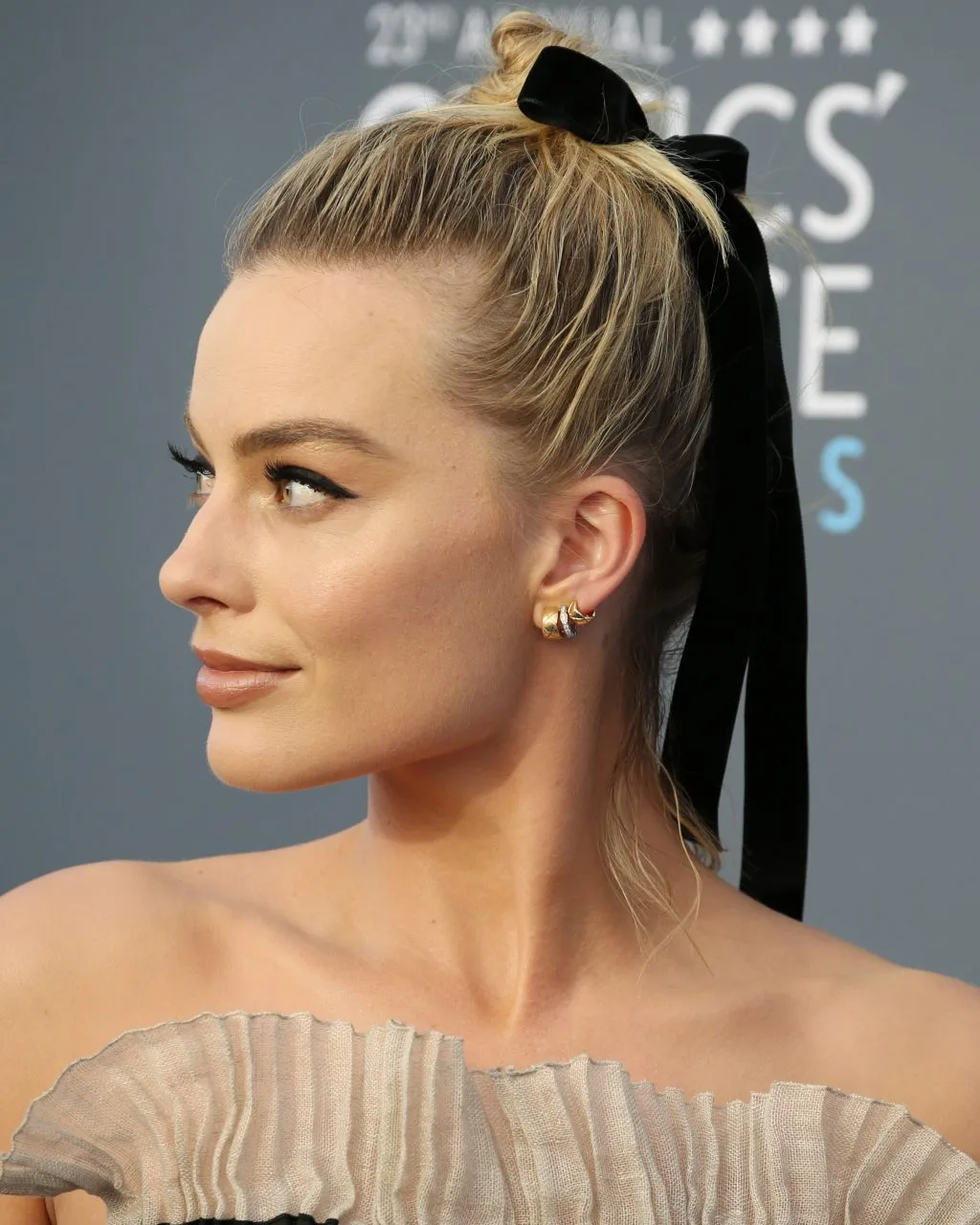 kiểu tóc dự tiệc thanh lịch Margot Robbie