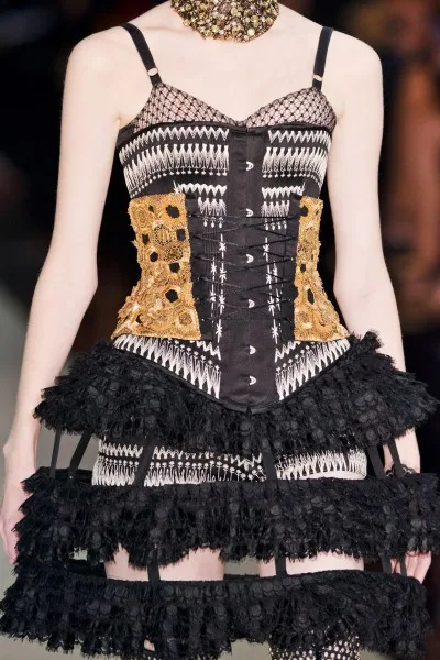 nha-thiet-ke-nu-ALEXANDER McQUEEN