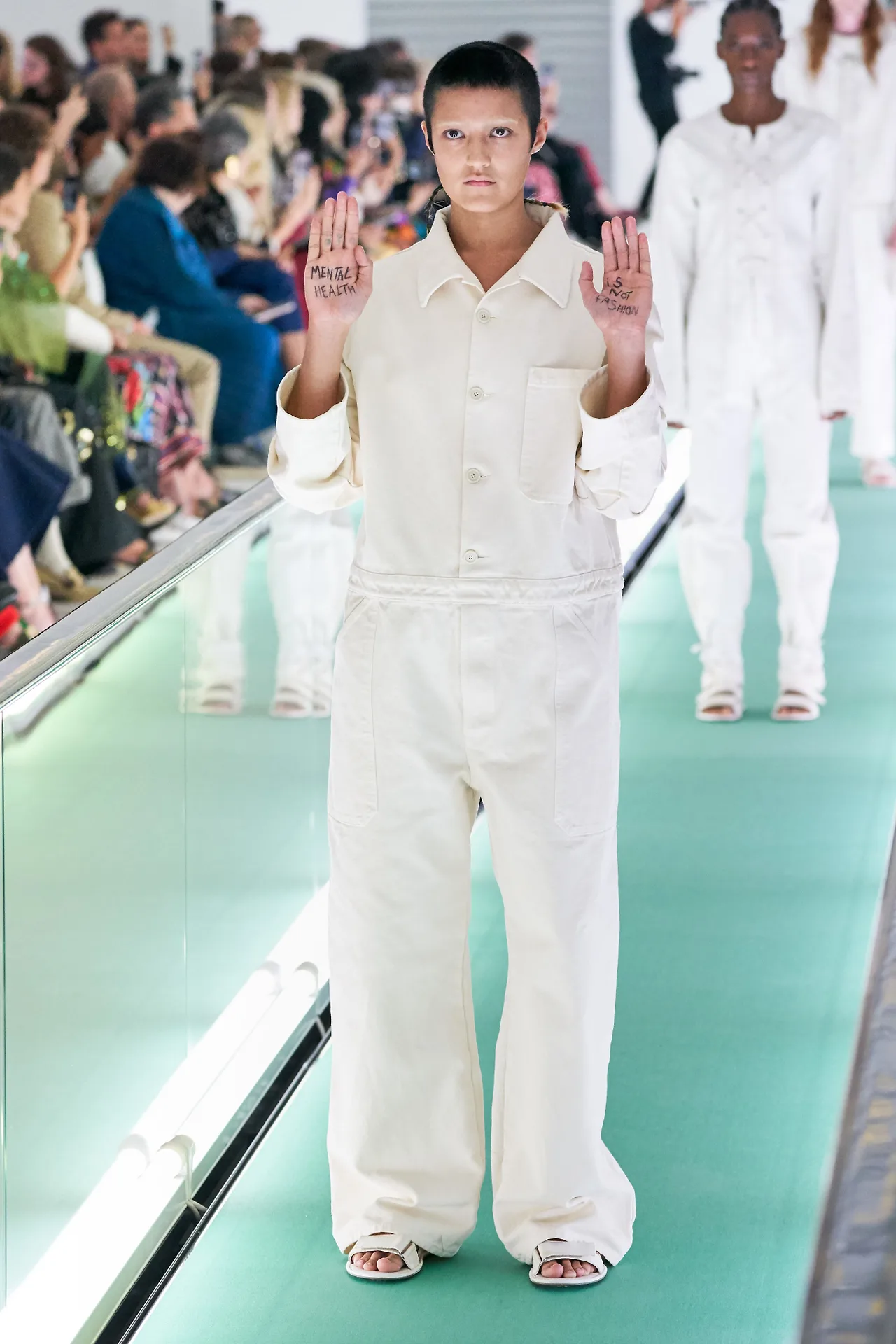 người mẫu mental health is not fashion gucci xuân hè 2020