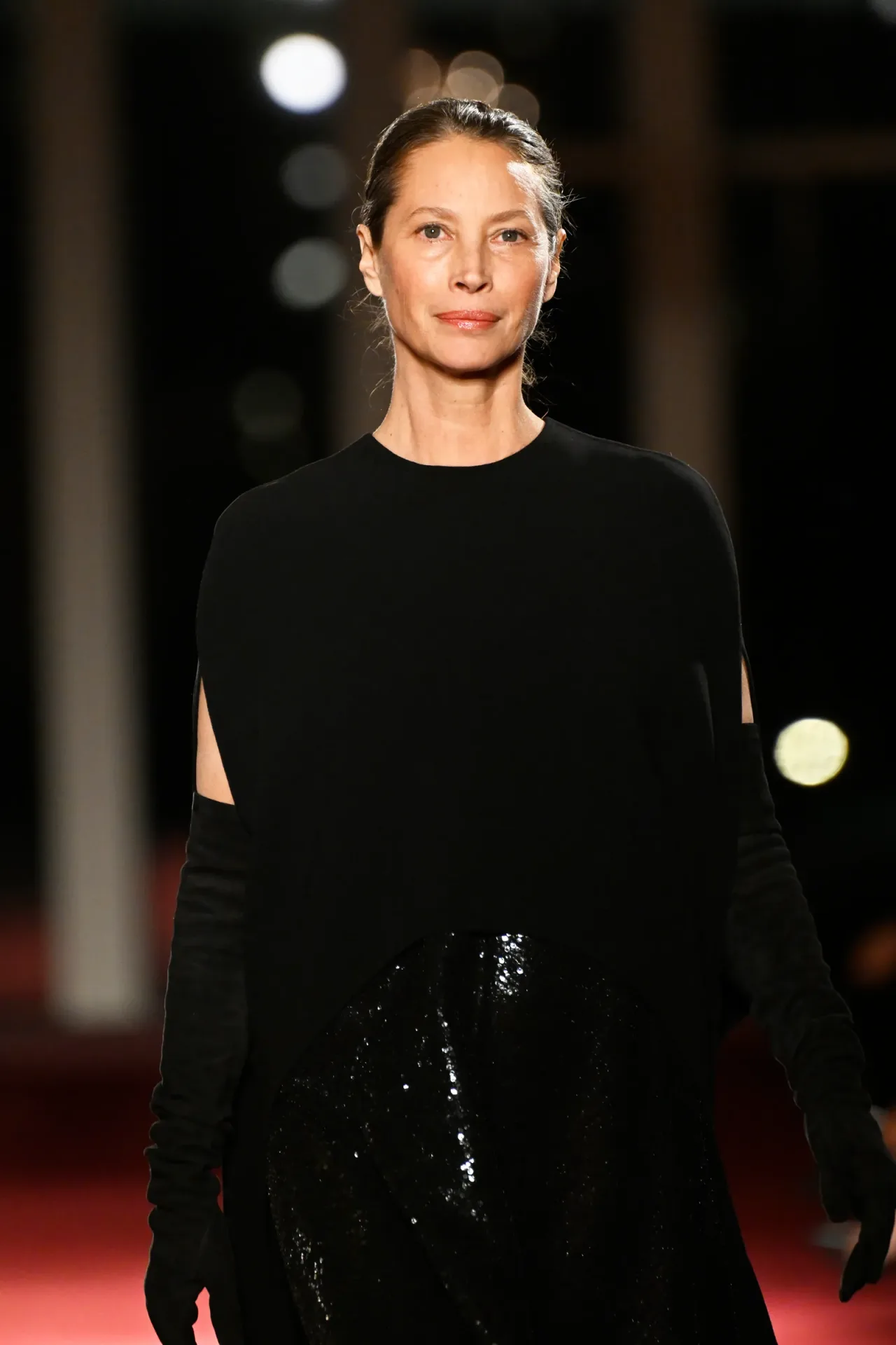 Người mẫu Christy Turlington trình diễn cho Michael Kors Thu - Đông 2026.