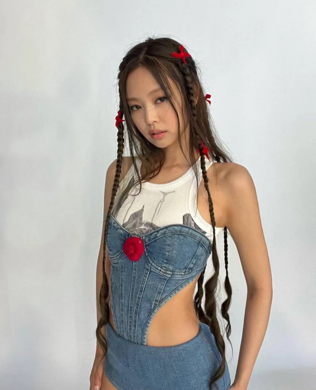 Jennie với tóc baby braids cùng ruy băng