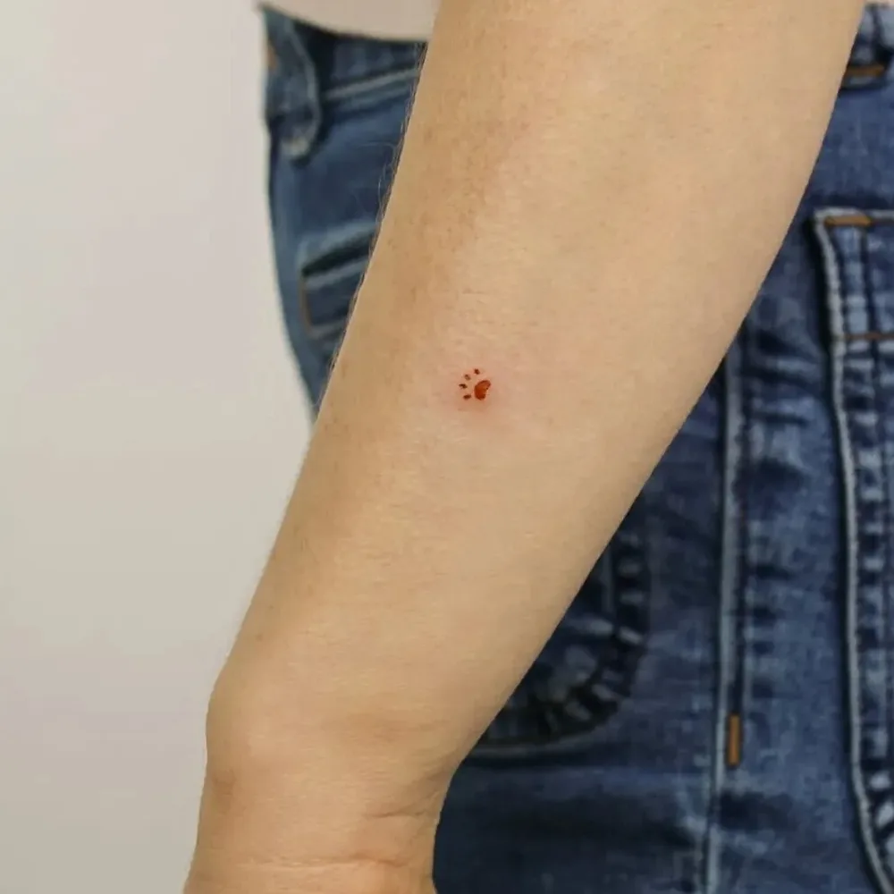 Hình xăm dấu chân trên cánh tay