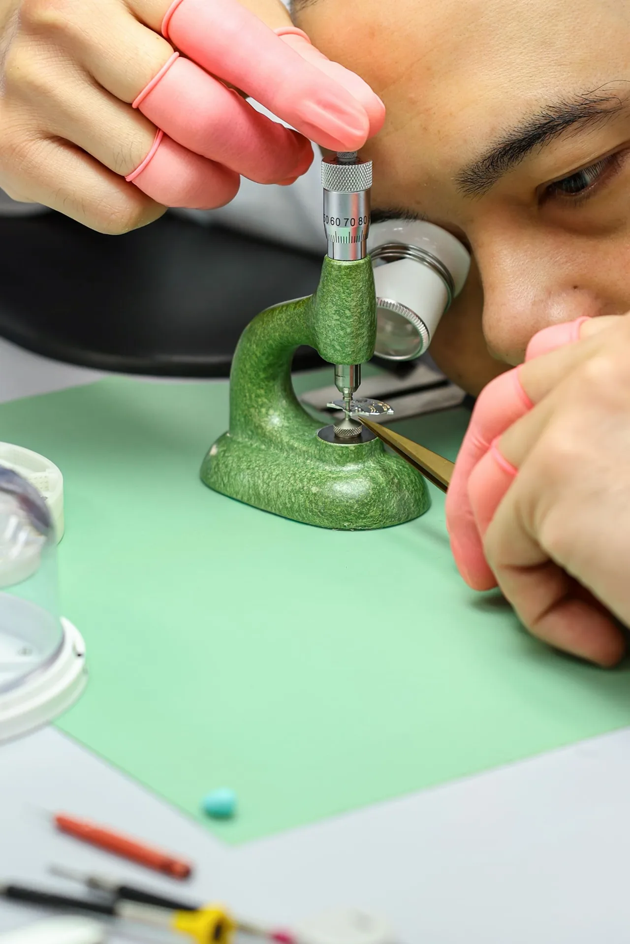 Thợ chế tác đồng hồ tại trung tâm dịch vụ của Patek Philippe tại Singapore