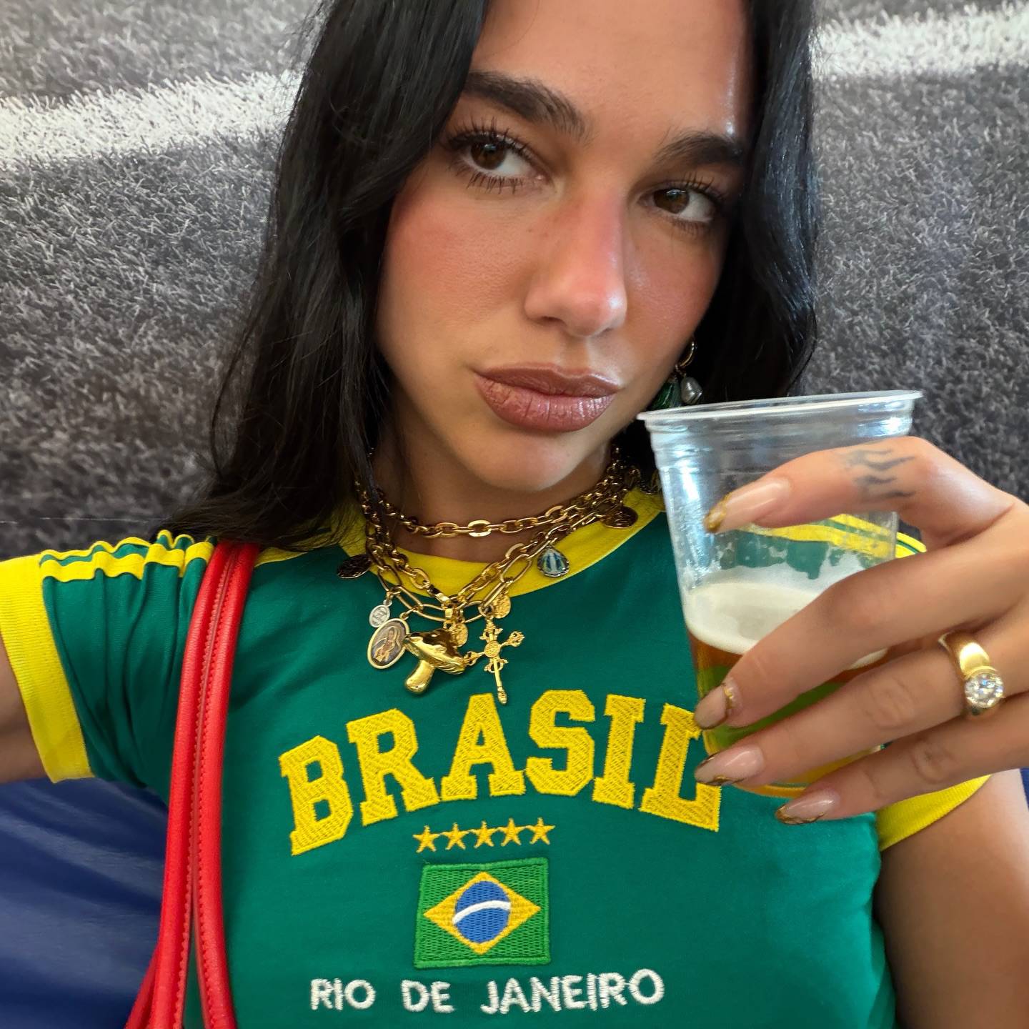 Dua Lipa mặc áo thể thao
