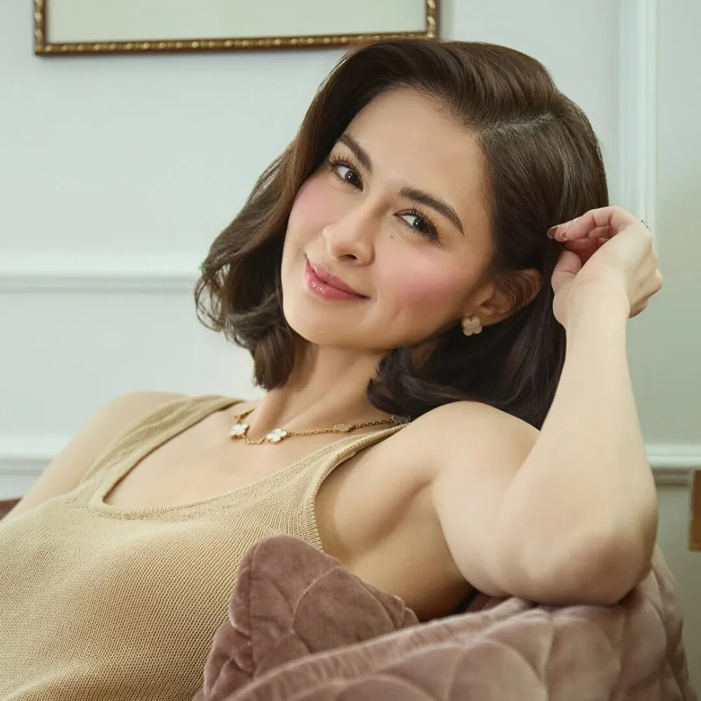 Mỹ nhân đẹp nhất Philippines ngồi để tay lên tóc