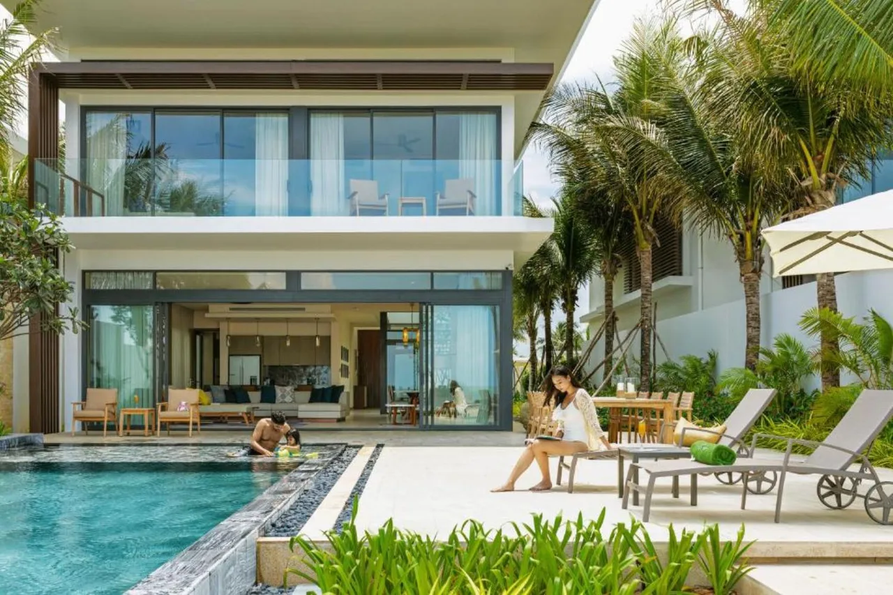 Meliá Hồ Tràm Beach Resort ghi dấu với những căn villa có hồ bơi riêng, nằm giữa khu vườn nhiệt đới xanh mát và bãi biển cát trắng trải dài.