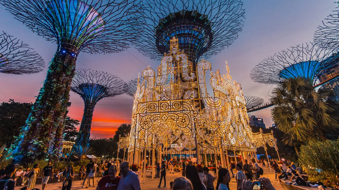 Christmas Wonderland tại Gardens by the Bay là lễ hội Giáng Sinh lớn nhất Singapore, biến nơi đây thành một ngôi làng mùa đông châu Âu kỳ ảo với các tác phẩm nghệ thuật sắp đặt ánh sáng khổng lồ