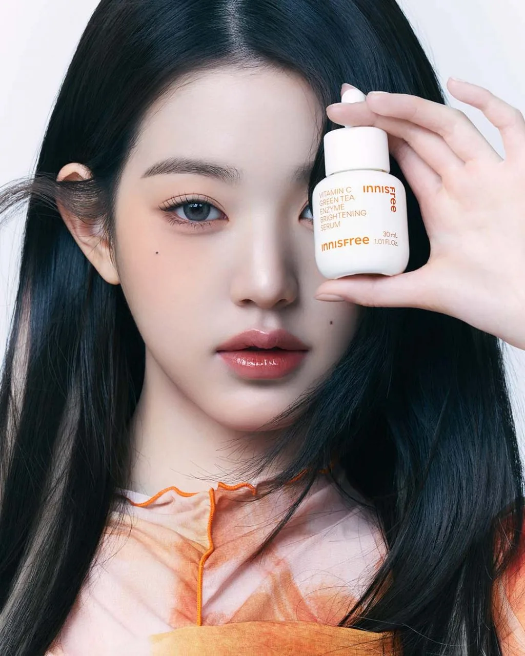 Wonyoung và sản phẩm vitamin C nhà Innisfree. Wonyoung và sản phẩm vitamin C nhà Innisfree.