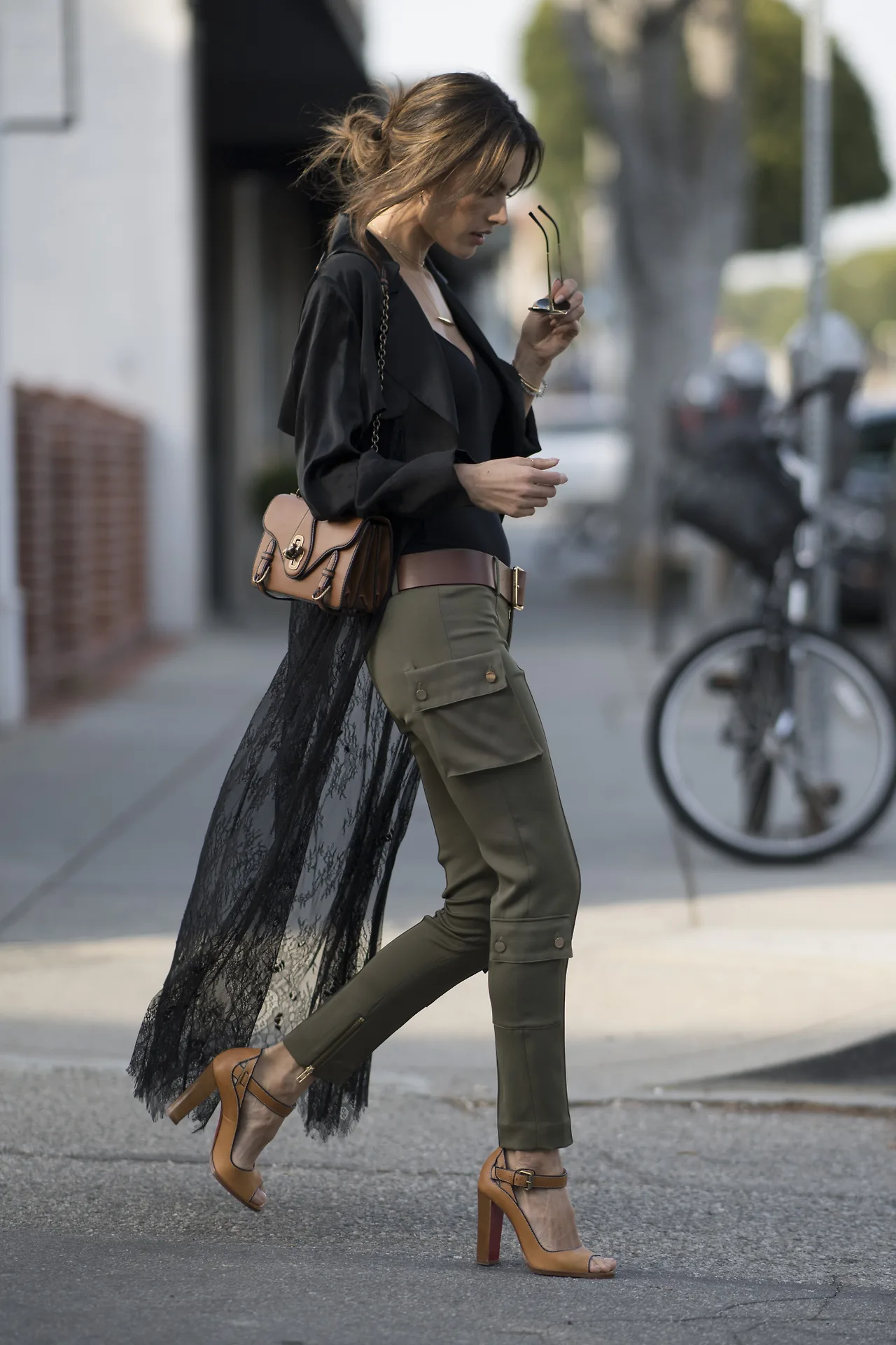Người mẫu Alessandra Ambrosio với túi xách 50th Anniversary của Bottega Veneta.