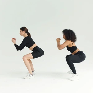 Cô gái tập squat khắc phục mông hóp