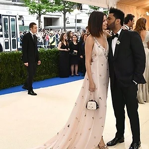 Những khoảnh khắc ngọt ngào của Selena Gomez và The weeknd tại Met Gala 2017