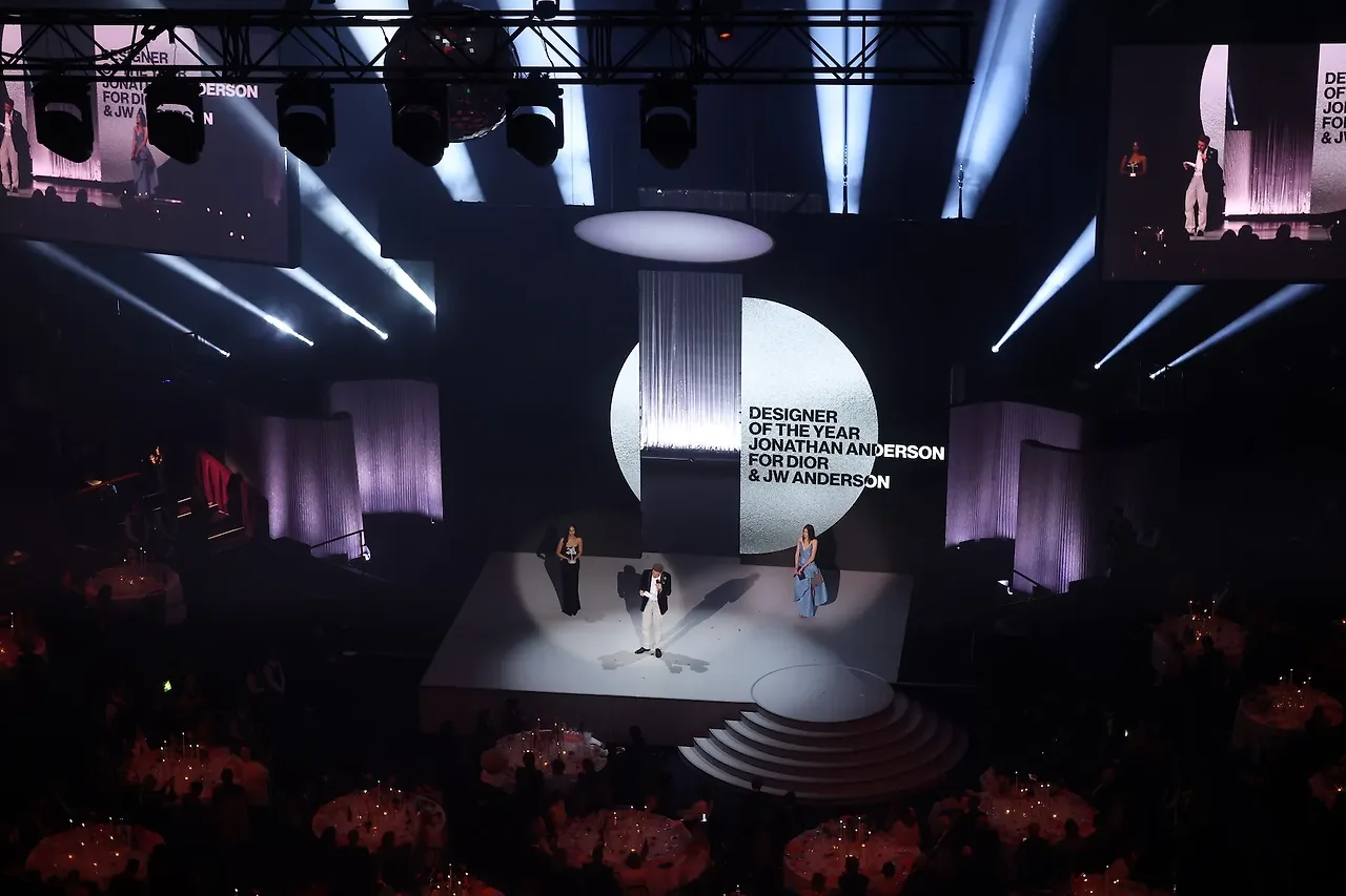 Bối cảnh sân khấu tại The Fashion Awards 2025 khi Jonathan Anderson nhận giải thưởng