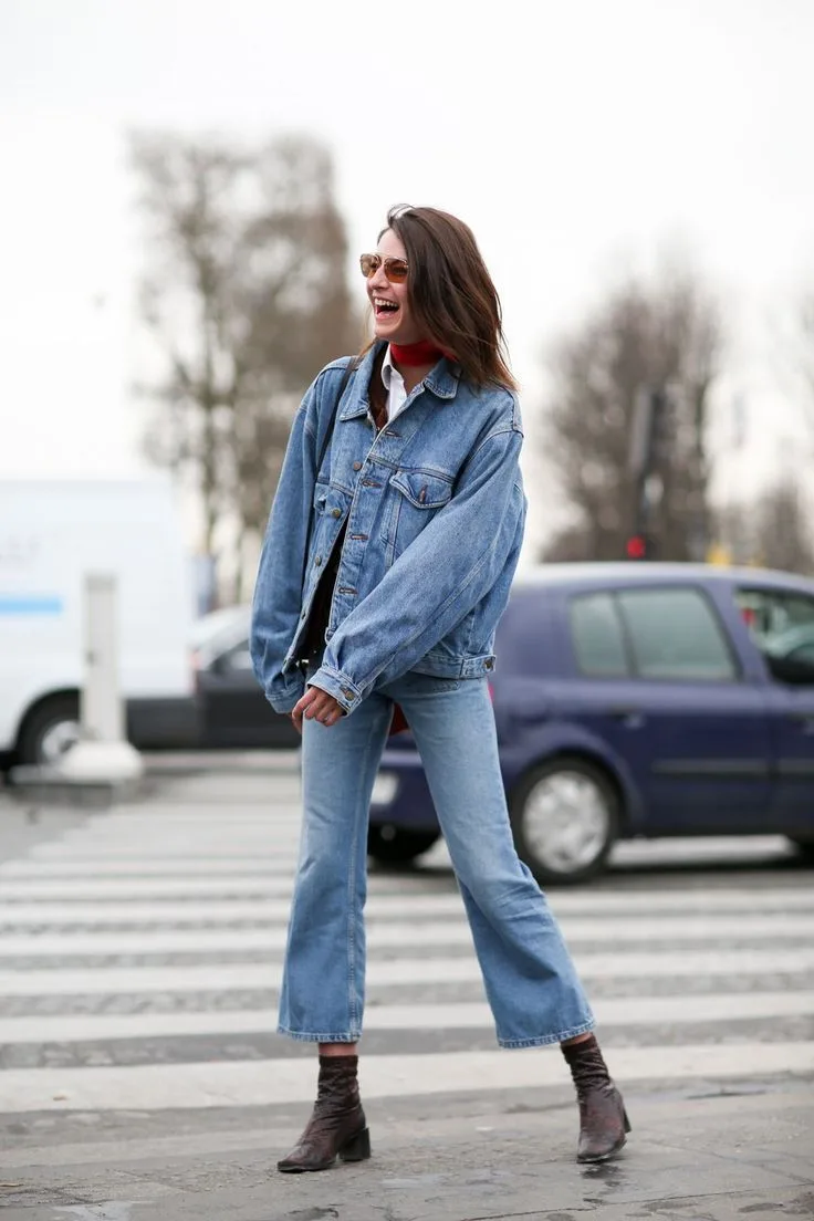 Nên: Mặc chất liệu vải denim sờn, tua rua...