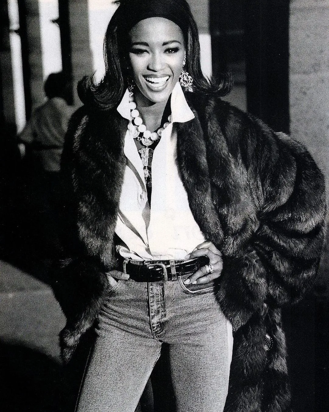 naomi campbell đeo băng đô