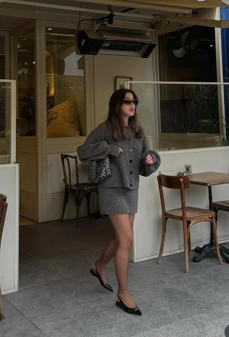 Giày mules mũi nhọn kết hợp cùng chân váy ngắn giúp đôi chân trông dài và thon thả hơn.